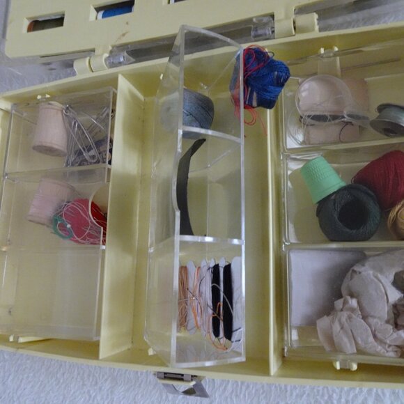 MCM Sewing Box Filled With VTG Thread & Notions William Thomas Plastic Latched - Picture 9 of 11